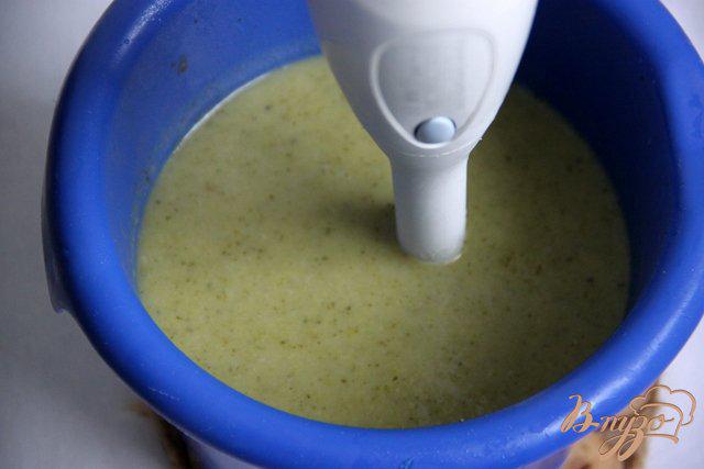 Фото приготовление рецепта: Брокколи крем-суп с творожной горгонзолой шаг №5
