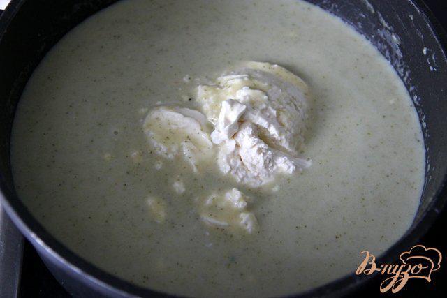 Фото приготовление рецепта: Брокколи крем-суп с творожной горгонзолой шаг №8