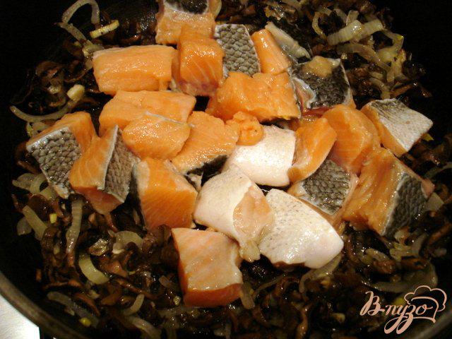 Фото приготовление рецепта: Лосось в сливочном соусе с грибами шаг №2