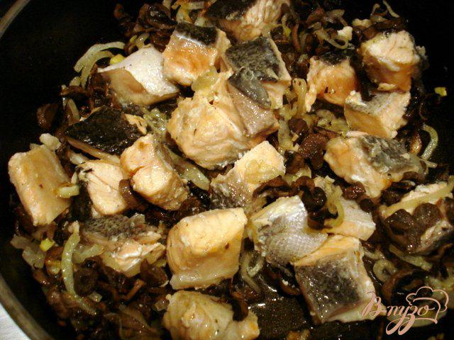 Фото приготовление рецепта: Лосось в сливочном соусе с грибами шаг №3