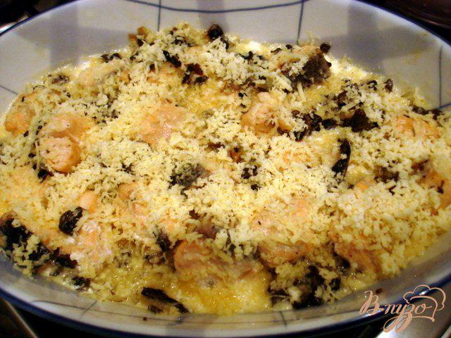 Фото приготовление рецепта: Лосось в сливочном соусе с грибами шаг №5