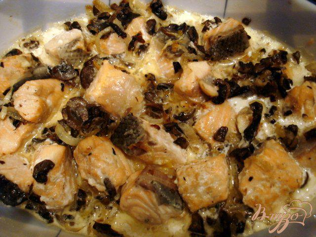 Фото приготовление рецепта: Лосось в сливочном соусе с грибами шаг №4