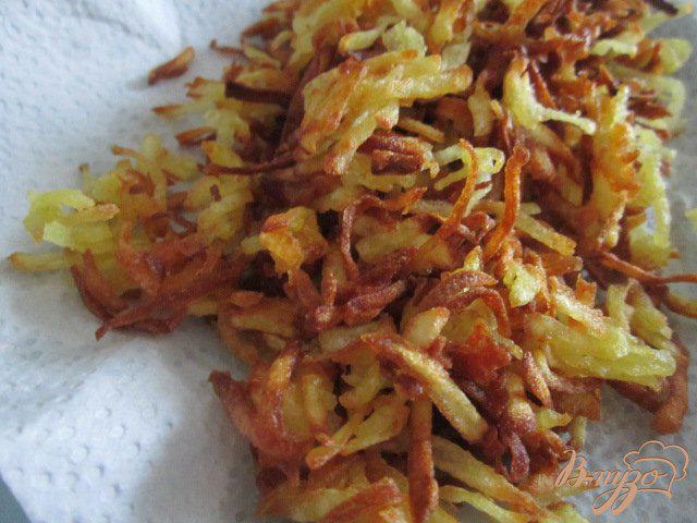 Фото приготовление рецепта: Свекольный салат с картофельной соломкой шаг №3
