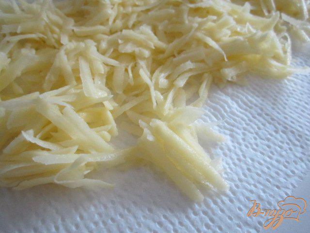 Фото приготовление рецепта: Свекольный салат с картофельной соломкой шаг №2