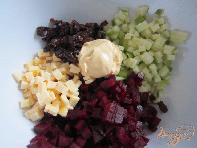 Фото приготовление рецепта: Свекольный салат с картофельной соломкой шаг №1
