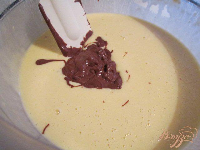Фото приготовление рецепта: Шоколадные блины со сметанно-манговым соусом шаг №4