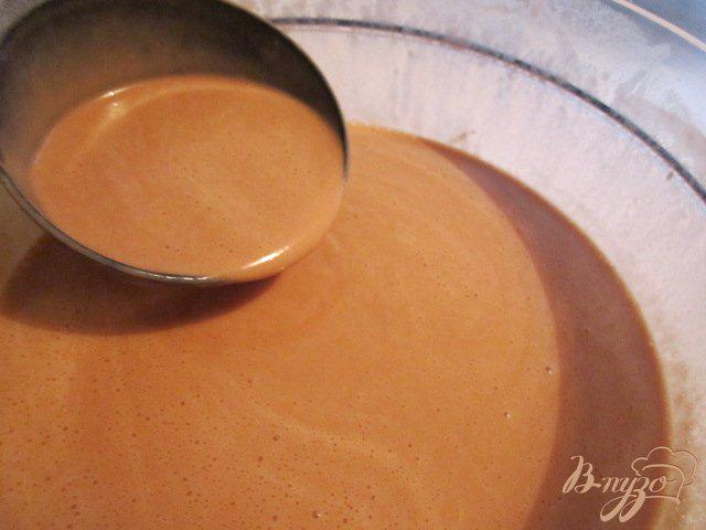 Фото приготовление рецепта: Шоколадные блины со сметанно-манговым соусом шаг №6