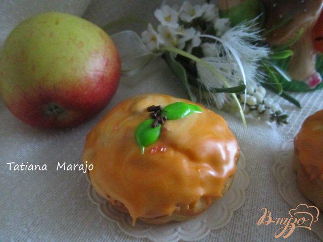 Фото приготовление рецепта: Яблочно-марципановые кексики шаг №10