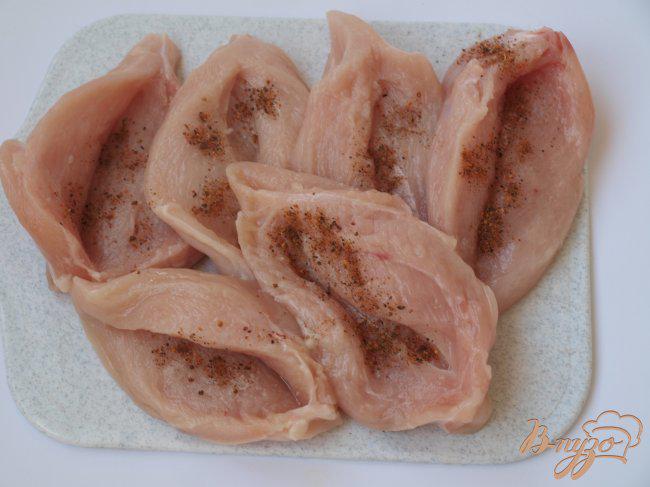 Фото приготовление рецепта: Фаршированное куриное филе в ветчинной шубке шаг №2