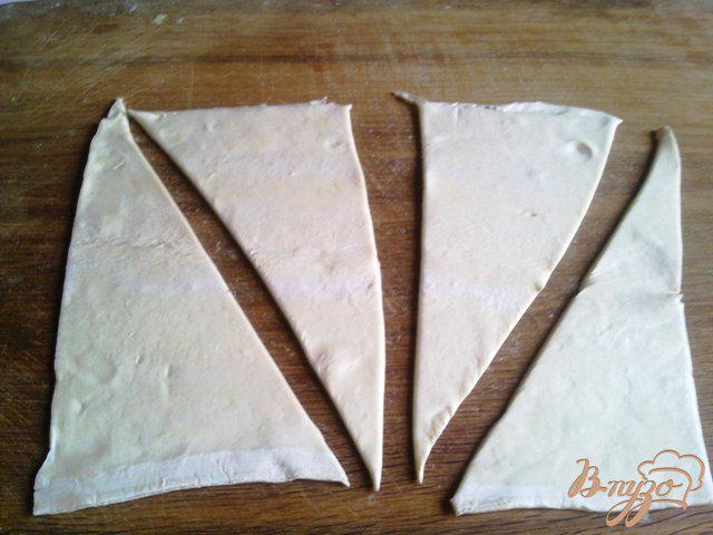 Фото приготовление рецепта: Слоеные рогалики с мармеладом. шаг №2