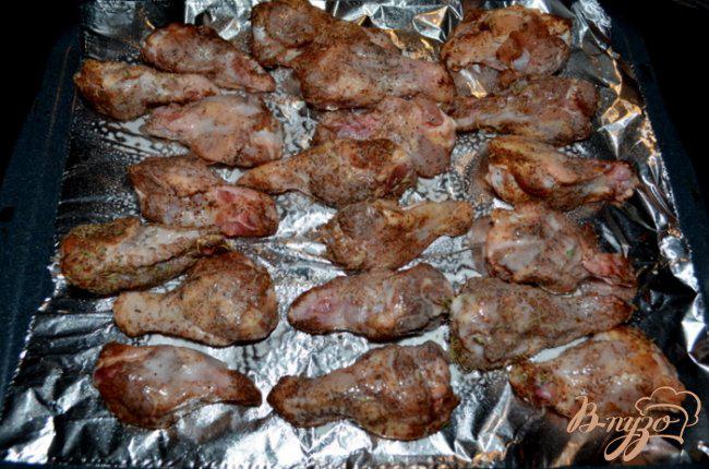 Фото приготовление рецепта: Куриные крылышки с итальянским соусом шаг №3