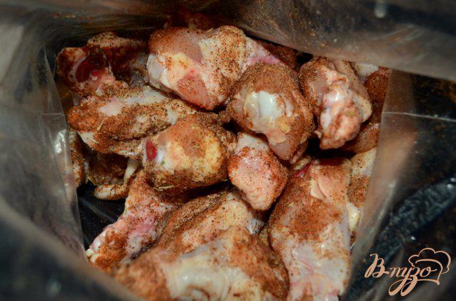 Фото приготовление рецепта: Куриные крылышки с итальянским соусом шаг №2