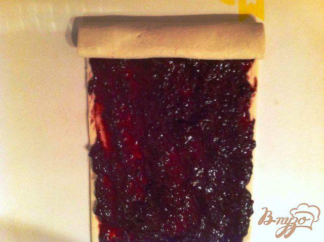 Фото приготовление рецепта: Слоеные улиточки с вишневым джемом. шаг №2