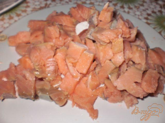 Фото приготовление рецепта: Слоеный салат с красной рыбой шаг №1