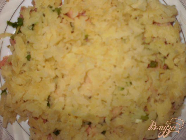 Фото приготовление рецепта: Слоеный салат с красной рыбой шаг №3