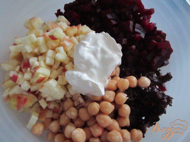 Фото приготовление рецепта: Свекольный салат с горохом нут шаг №4