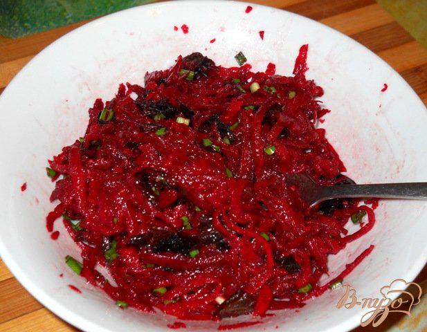 Фото приготовление рецепта: Салат из сырой свеклы с черносливом шаг №4