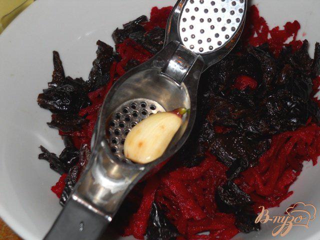 Фото приготовление рецепта: Салат из сырой свеклы с черносливом шаг №3