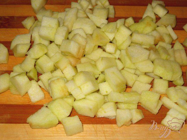 Фото приготовление рецепта: Салат из курицы с фасолью и яблоком шаг №4