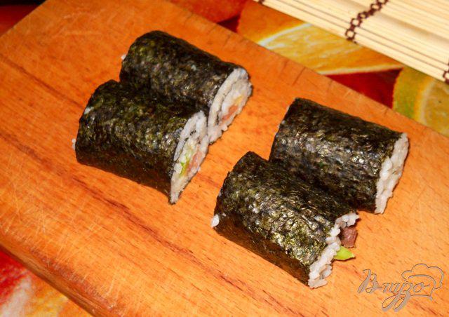 Фото приготовление рецепта: Суши роллы с лососем и авокадо шаг №7
