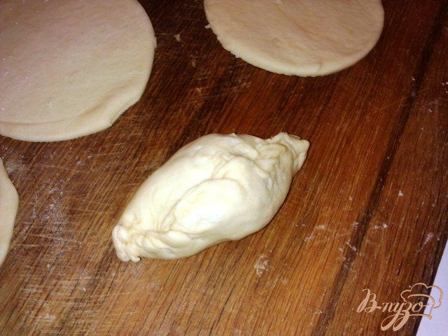 Фото приготовление рецепта: Пирожки с квашеной капустой. шаг №7