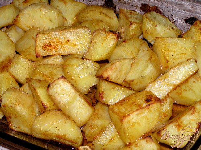 Фото приготовление рецепта: Запеченный картофель с чесноком и паприкой шаг №4
