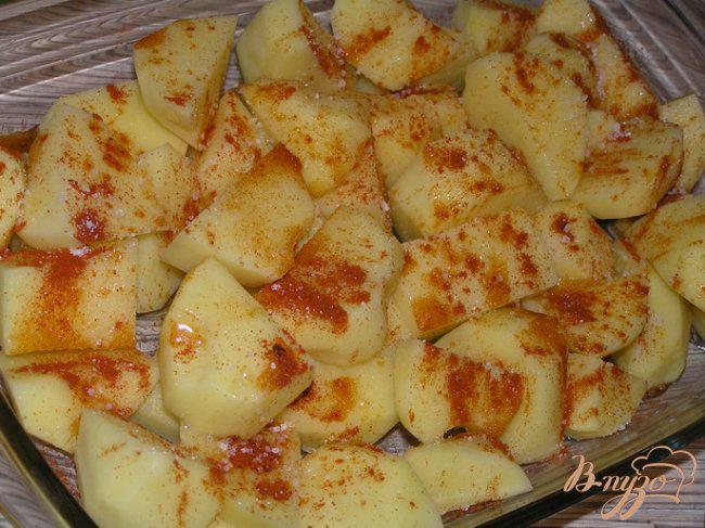 Фото приготовление рецепта: Запеченный картофель с чесноком и паприкой шаг №2