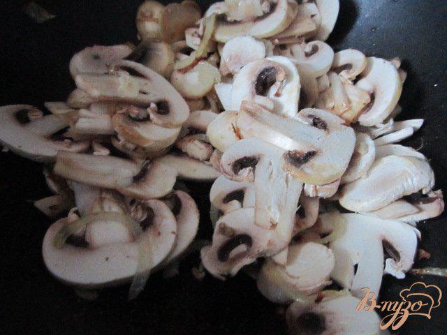 Фото приготовление рецепта: Салат с жареными грибами и белой фасолью шаг №2