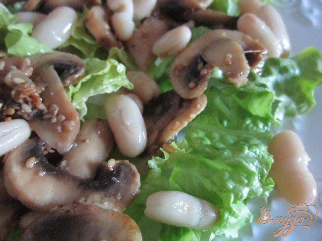 Фото приготовление рецепта: Салат с жареными грибами и белой фасолью шаг №3