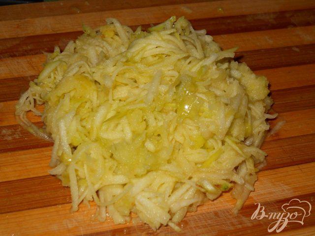 Фото приготовление рецепта: Салат из корня сельдерея с морковью и яблоком шаг №3