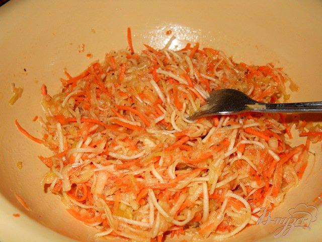 Фото приготовление рецепта: Салат из корня сельдерея с морковью и яблоком шаг №5