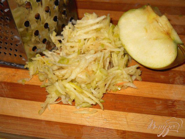 Фото приготовление рецепта: Салат из белой редьки с сельдереем, яблоком и морковью шаг №4