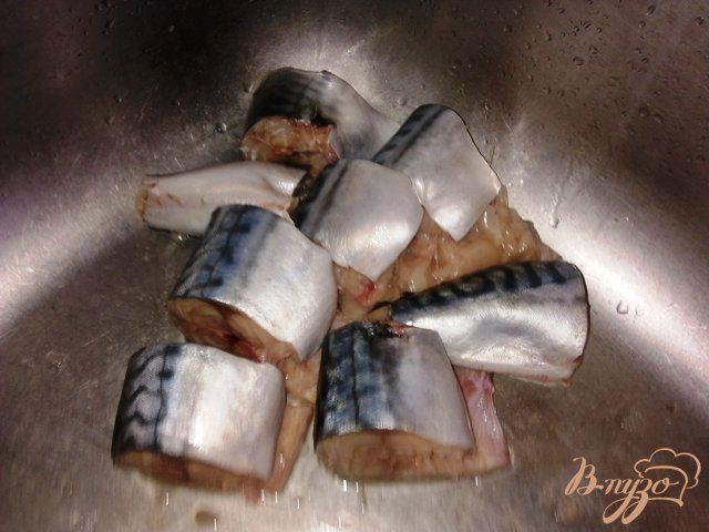 Фото приготовление рецепта: Скумбрия запеченная в томатном маринаде. шаг №2