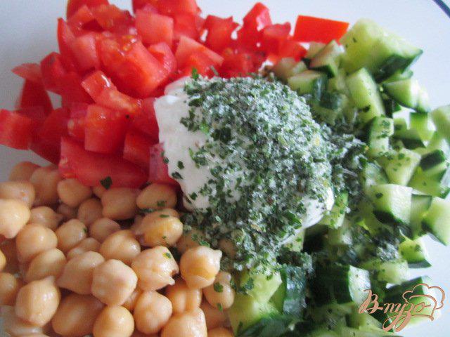 Фото приготовление рецепта: Салат из свежих овощей и гороха нут шаг №3