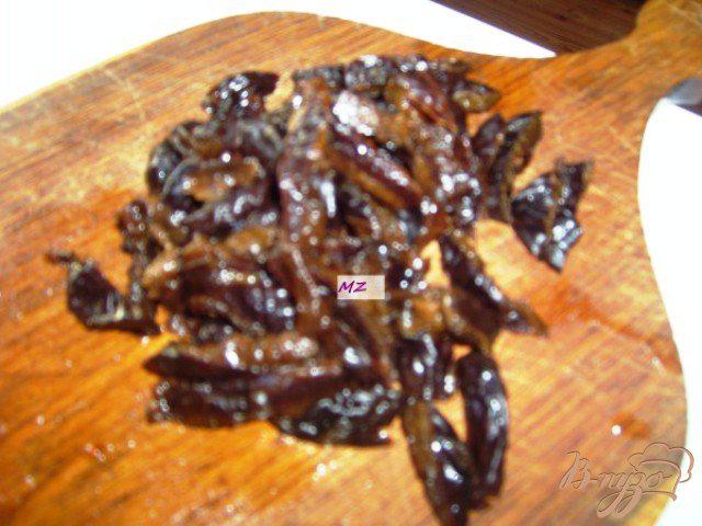 Фото приготовление рецепта: Соус из лук-порея с черносливом для свиных медальонов. шаг №3
