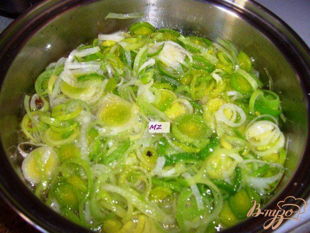 Фото приготовление рецепта: Соус из лук-порея с черносливом для свиных медальонов. шаг №2