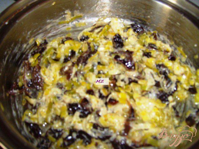 Фото приготовление рецепта: Соус из лук-порея с черносливом для свиных медальонов. шаг №4