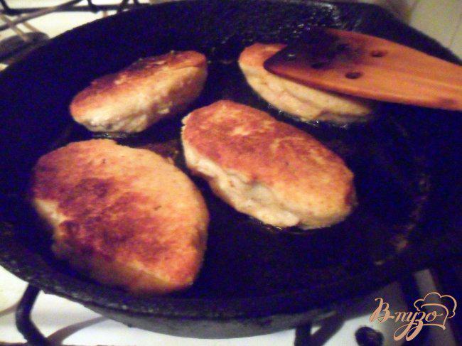 Фото приготовление рецепта: Молочные куриные зразы с моцареллой и вялеными томатами шаг №6