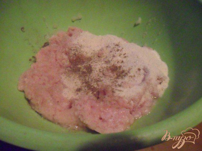 Фото приготовление рецепта: Молочные куриные зразы с моцареллой и вялеными томатами шаг №1