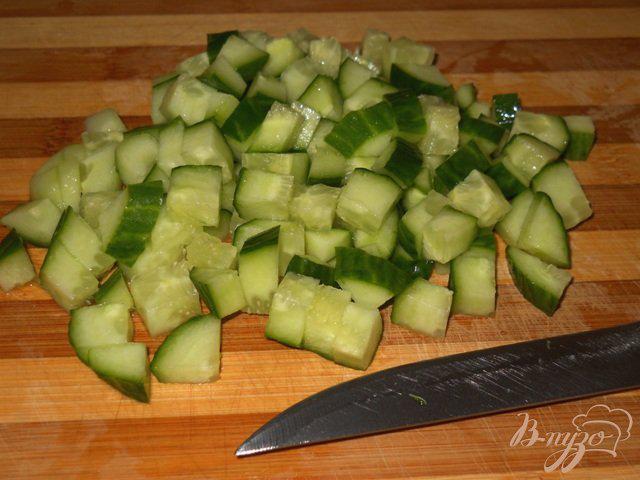 Фото приготовление рецепта: Весенний салат с тунцом, огурцами и яйцом шаг №1