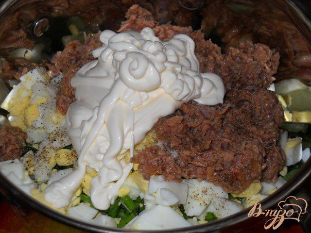 Фото приготовление рецепта: Весенний салат с тунцом, огурцами и яйцом шаг №5