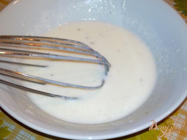 Фото приготовление рецепта: Закусочный пирог с помидорами и сыром фета шаг №4