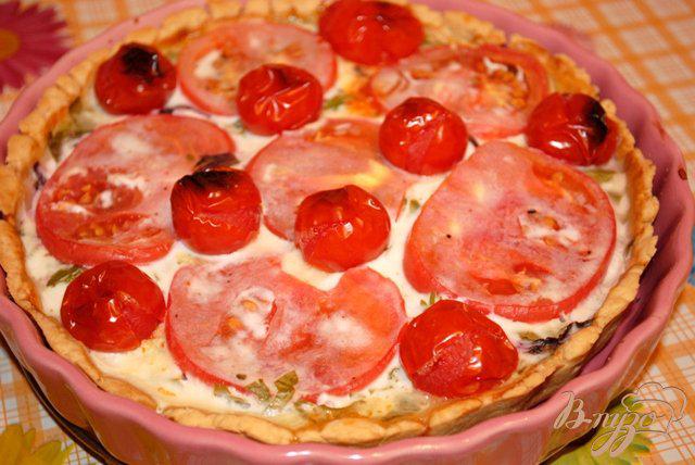 Фото приготовление рецепта: Закусочный пирог с помидорами и сыром фета шаг №6
