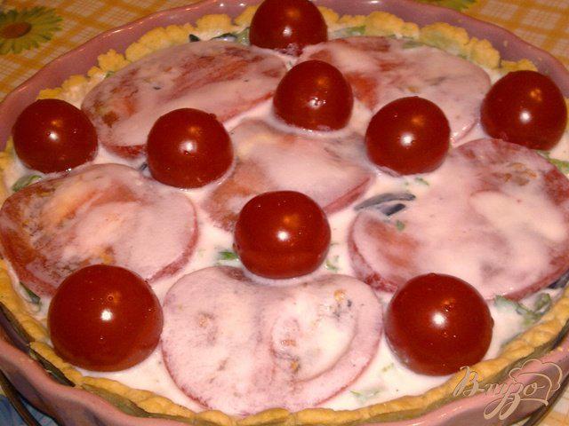 Фото приготовление рецепта: Закусочный пирог с помидорами и сыром фета шаг №5