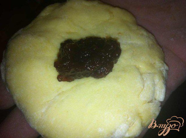 Фото приготовление рецепта: Пончики с мармеладом из розы. шаг №3