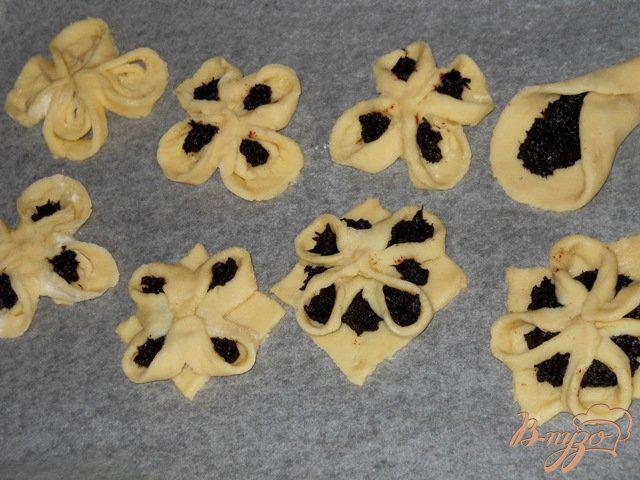 Фото приготовление рецепта: Творожное печенье «Цветы» шаг №10