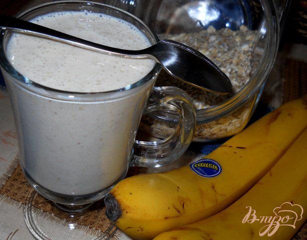 Фото приготовление рецепта: Бананово-йогуртовый коктейль с овссянкой шаг №3