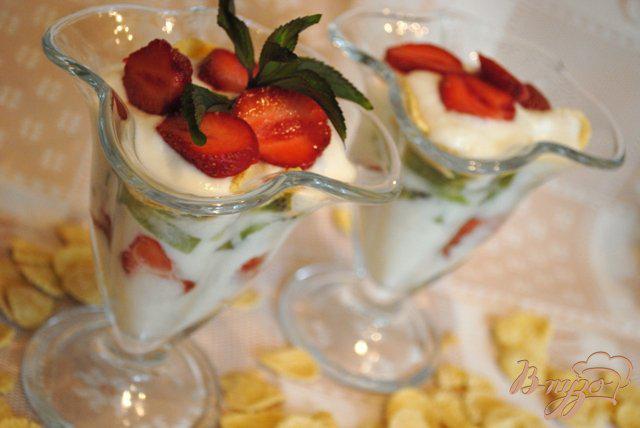 Фото приготовление рецепта: Йогуртовый десерт с клубникой и киви шаг №5