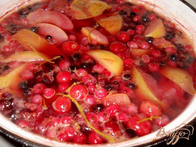 Фото приготовление рецепта: Плодово-ягодный компот шаг №7