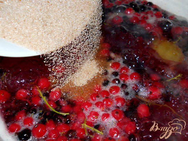 Фото приготовление рецепта: Плодово-ягодный компот шаг №6
